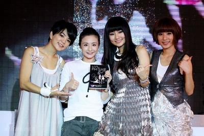 图文:S.H.E新专辑发布会--与奥运冠军桑雪