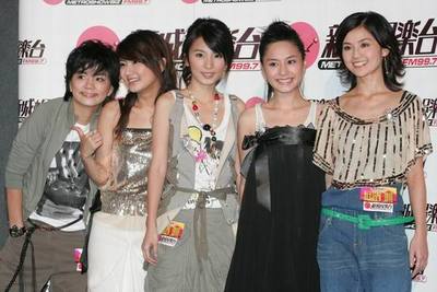 Twins与S.H.E同台惊喜联动，五人合体引发回忆杀