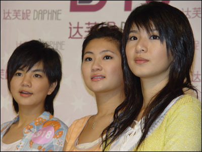 S.H.E代言限量版女鞋 清纯造型亮相上海